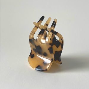 Blonde Tortoiseshell Hair Clip | Honest Prices & Photos